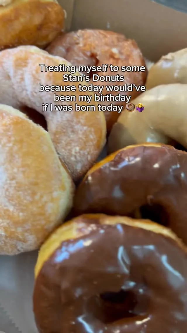 No reason needed to treat yourself to some @stansdonutshop! 🍩 Santa Clara staples like Stan’s Donut Shop are what make our city so special! You can’t miss this spot when visiting Santa Clara! ✨When’s your next Stan’s run? Comment below! ⬇️ 👉🏼 Follow @discoversantaclara for more news and updates on what’s trending in Santa Clara!📸 Tag us and use #discoversantaclara for a chance to be featured!#bayareafoodies #bayareaeats #santaclara #foodie #bayarea #donuts